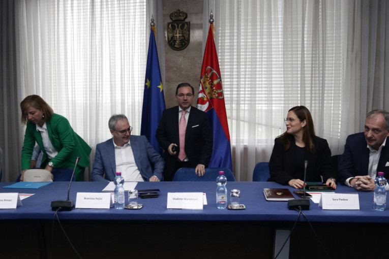 Panel Uloga i značaj fabrika baterija u modernim lancima snabdevanja e-mobilnosti - izazov u 21. veku