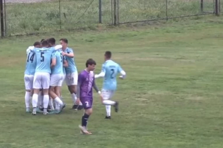 GOL KOJI JE IZAZVAO SMEH NA STADIONU: Mladi napadač Rada na neobičan način zatresao mrežu protivnika i doneo prvu prolećnu radost "građevinarima"! (VIDEO)
