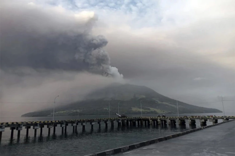 ERUPTIRAO VULKAN! Izbacivao pepeo pet kilometara visoko u vazduh, ovo niko nije očekivao (VIDEO)