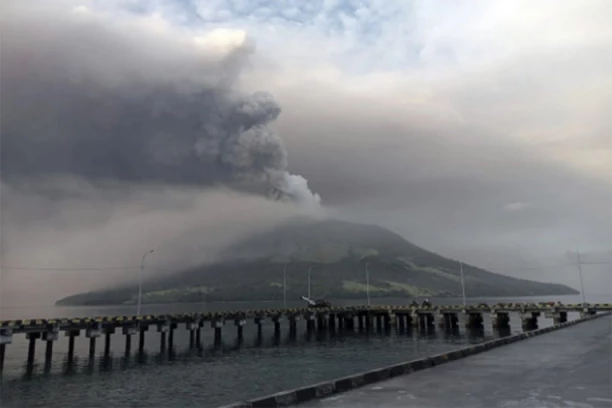 ERUPTIRAO VULKAN! Izbacivao pepeo pet kilometara visoko u vazduh, ovo niko nije očekivao (VIDEO)