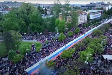 BAJKOVITA SCENA U BANJALUCI: Na mitingu "Srpska te zove" razvijena trobojka duga 500 metara (VIDEO)