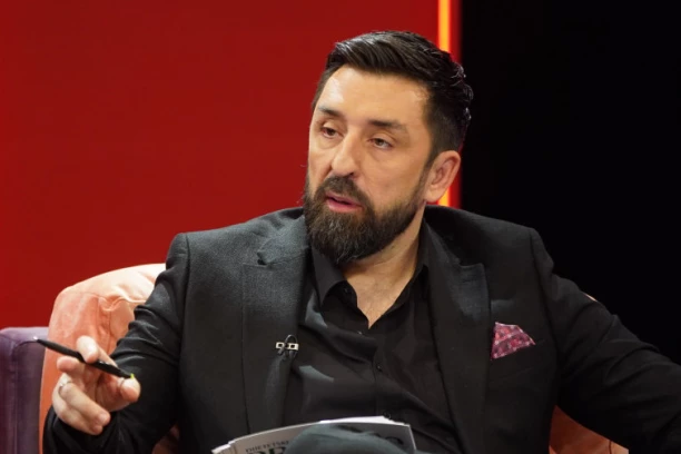 PROCURILA INTIMNA SLIKA OGNJENA AMIDŽIĆA: Ovako se ponaša sa SINOM, voditelj Pinka UHVAĆEN na delu! (FOTO)