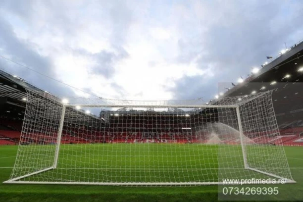 RASPAD SISTEMA! I PACOVI NA OLD TRAFORDU ZAIGRALI FUDBAL! Stadion velikog Junajteda u nikad gorem stanju (VIDEO)