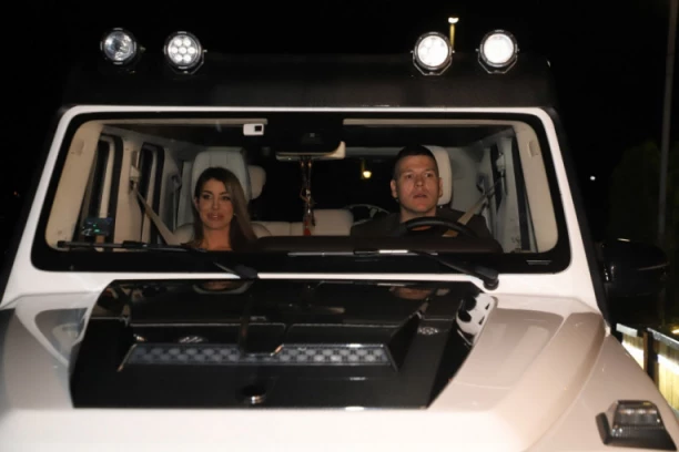 SLOBA RADANOVIĆ DIVLJA U AUTU OD 300.000 EVRA: Pevač uhvačen u besnoj MAŠINI, evo ko mu pravi društvo za volanom (VIDEO)