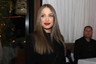 DAČIĆEVA SNAJKA IZAŠLA IZ KUĆE U CRNINI: Usnimljena u javnosti nakon porodične TRAGEDIJE, evo kako izgleda (FOTO)