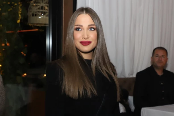 DAČIĆEVA SNAJKA IZAŠLA IZ KUĆE U CRNINI: Usnimljena u javnosti nakon porodične TRAGEDIJE, evo kako izgleda (FOTO)