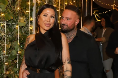 TIJANA AJFON PROŠETALA NOVOG DEČKA! Uhvaćena sa OPASNIM frajerom, BOLI GLAVA kako izgleda: Mišićav i sav u tetovažama (FOTO)