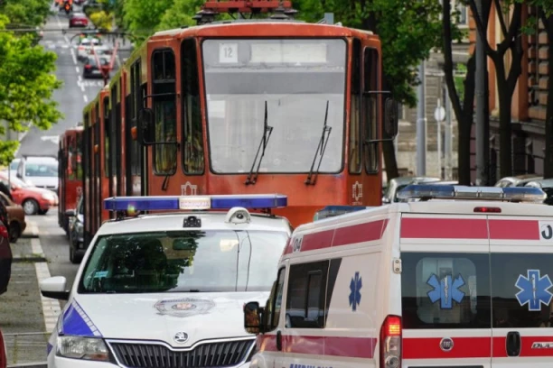 UŽAS U BEOGRADU! Tramvaj udario ženu, Hitna pomoć na licu mesta! (FOTO)