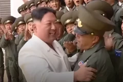 DELIRIJUM U SEVERNOJ KOREJI: Emitovana nova pesma u čast Kim Džong Una, nacija u transu (VIDEO)