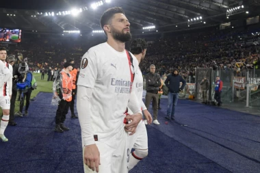 KAO U SRBIJI, NAVIJAČI MILANA POSTROJILI IGRAČE: Poslali im brutalnu poruku posle poraza od Rome