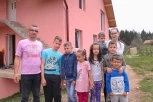 VELIKI DAN ZA PORODICU PURIĆ! Od Fondacije Humana srca dpbili preuređenu i opremljenu kuću! DOMAĆINSTVO BROJI DEVET ČLANOVA