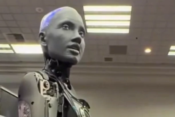 PREDSTAVLJEN PRVI HUMANOIDNI ROBOT: Čim je stao na binu, PAO JE NA ZEMLJU! Ceo svet mu se smejao, a onda je usledio ŠOKANTNI PREOKRET (VIDEO)