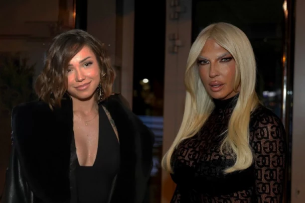 "MALA JE IZUZETNO GLUPA": Breskvica nikad brutalnije oplela po Jeleni Karleuši