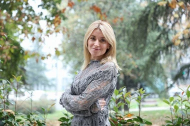 PRELEPA ANĐELKA IZAZOVNIJA NEGO IKAD PRE: Zavodljiv komplet, a sako na golo telo! (FOTO)