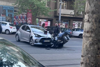 SAOBRAĆAJKA U CENTRU BEOGRADA: Sudarili se automobil i motocikl! (FOTO, VIDEO)