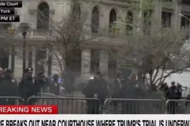 HOROR! Muškarac se zapalio ispred zgrade suda u Njujorku za vreme suđenja Trampu
