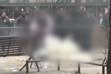 OTKRIVENO KO JE ČOVEK KOJI SE ZAPALIO ISPRED SUDA! Razlog nije normalan, sve zbog NASLOVA U NOVINAMA?