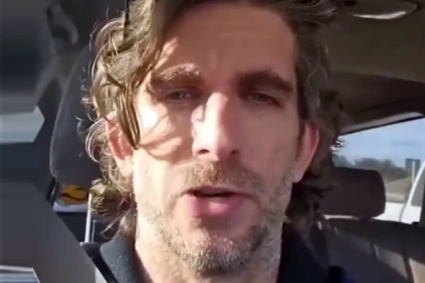 MUŠKARAC KOJI SE ZAPALIO DOK JE TRAMPU TRAJALO SUĐENJE UMRO! Novinari gledali horor uživo!