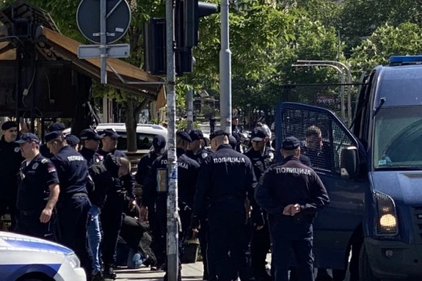 BRUTALNO I HLADNOKRVNO: Pogledajte NAJSTRAŠNIJI snimak obračuna navijača u centru Beograda (VIDEO)