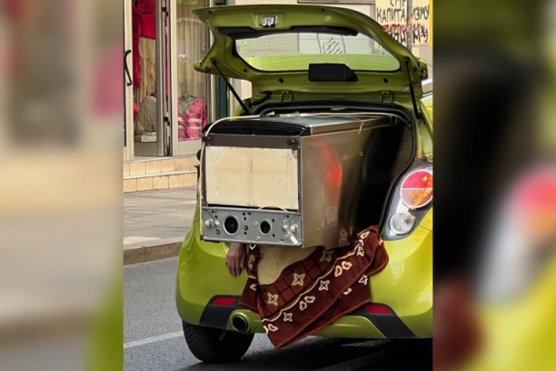 BOŽE, DA LI JE ŽIV!? Bizarna scena usred Beograda! LJUDI TRLJALI OČI, NISU MOGLI DA VERUJU ŠTA VIDE! (FOTO)