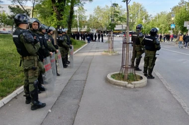 TENZIJE NA AUTOKOMANDI PRE POČETKA DERBIJA! Policijske snage na SVE STRANE! (VIDEO)
