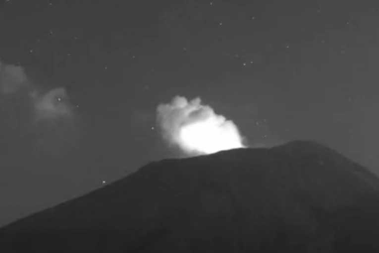 NEVEROVATAN SNIMAK? NLO leti iznad vulkana u Meksiku, da li je ovo kapija za međugalaktičke putnike?
