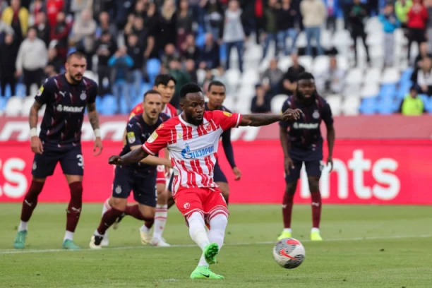 OBUCI TANGE I DOĐI KOD KANGE! Zvezdin vezista ponovo imao zanimljiv gaf (FOTO)