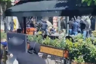 PRIVEDENA 44 HULIGANA, SVIMA ODREĐENO ZADRŽAVANJE! Oglasila se policija posle velike tuče navijača kod Vukovog spomenika! (VIDEO)