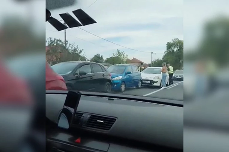 LANČANI SUDAR KOD MLADENOVCA! Učestvovala četiri vozila! (VIDEO)