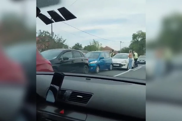 LANČANI SUDAR KOD MLADENOVCA! Učestvovala četiri vozila! (VIDEO)