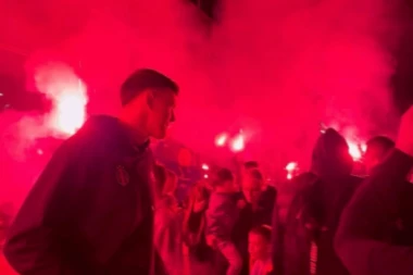 PARTIZAN U LAKTAŠIMA KAO KOD KUĆE: Grobari iz Republike Srpske pripremili SPEKTAKULARAN doček košarkašima! (VIDEO)