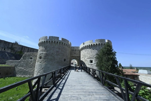 ZAVRŠENA JE OBNOVA ZINDAN KAPIJE! Vesić: U kulama je dobijen veliki prostor koji može da služi za izložbe, ali i za promociju Srbije i našeg etno blaga