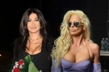 PEVAČICI STIGLA NEOČEKIVANA PORUKA OD KARLEUŠE: Tviter se usijao od komentara, ne mogu da veruju šta je Jelena uradila!