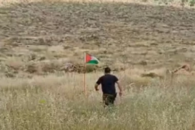 UZNEMIRUJUĆI SNIMAK: Izraelac ugledao palestinsku zastavu usred nedođije, pa je besno ŠUTNUO! BOLJE DA NIJE! (VIDEO)