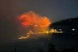VATRA GUTA SVE PRED SOBOM: 50 vatrogasaca se bori sa požarom, vetar i nepristupačan teren čine gašenje gotovo nemogućim! (FOTO)
