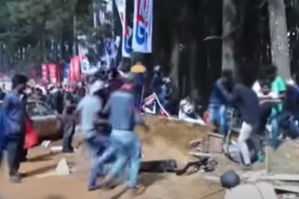 NEZAPAMĆENA TRAGEDIJA! Vozač automobila se ZAKUCAO u publiku! UBIO najmanje sedmoro ljudi!