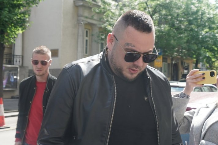 Filip Car stigao u porodilište po Aleksandru Nikolić i ćerku Leonu