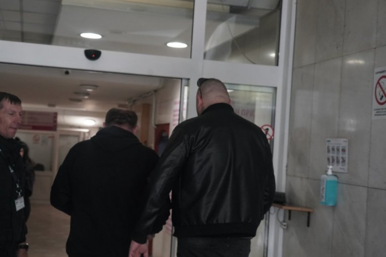 Filip Car stigao u porodilište po Aleksandru Nikolić i ćerku Leonu