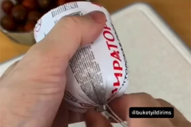 "DA SAM JUČE UMRO NE BIH ZNAO ZA OVO" Evo čemu zapravo služi metalni deo na pakovanju SALAME, veoma je KORISTAN (VIDEO)