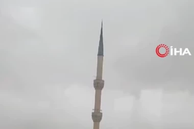 ZASTRAŠUJUĆI SNIMAK, LJUDI VRIŠTALI I DOZIVALI ALAHA: Srušio se minaret sa džamije, kamera uhvatila trenutak UŽASA (VIDEO)