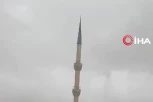 ZASTRAŠUJUĆI SNIMAK, LJUDI VRIŠTALI I DOZIVALI ALAHA: Srušio se minaret sa džamije, kamera uhvatila trenutak UŽASA (VIDEO)