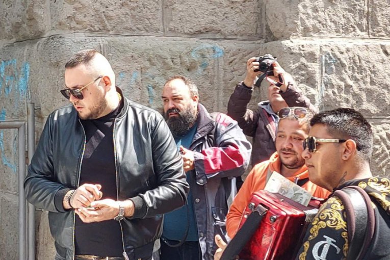 Aleksandra Nikolić i FIlip Car izveli ćerku Leonu iz porodilišta