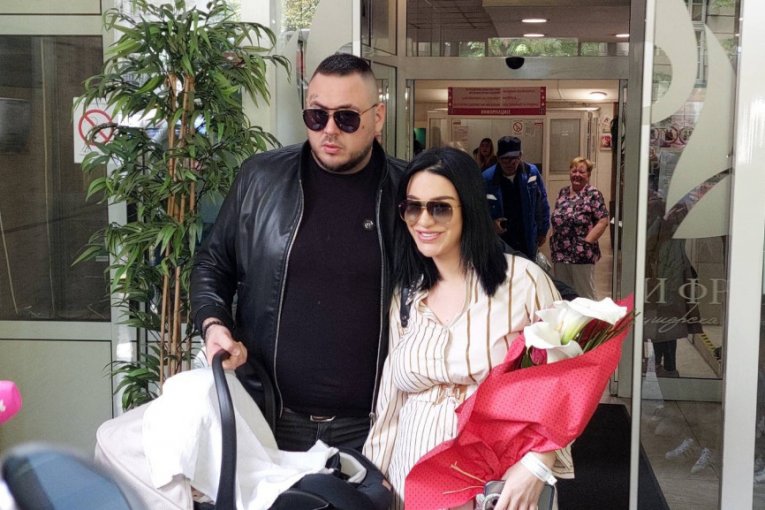 Aleksandra Nikolić i FIlip Car izveli ćerku Leonu iz porodilišta