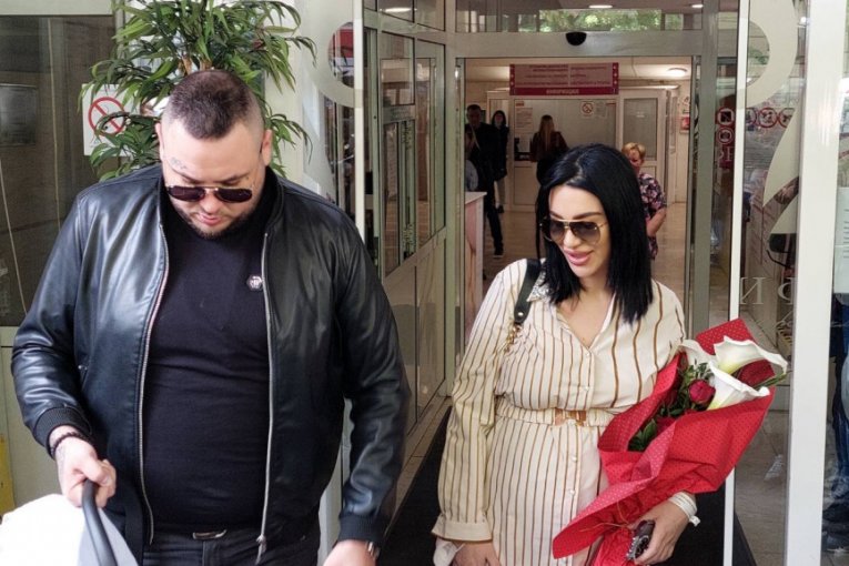 Aleksandra Nikolić i FIlip Car izveli ćerku Leonu iz porodilišta