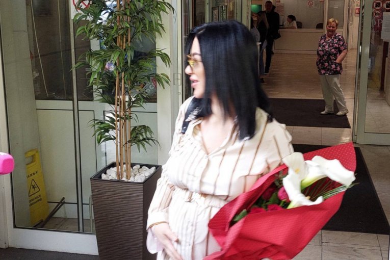 Aleksandra Nikolić i FIlip Car izveli ćerku Leonu iz porodilišta