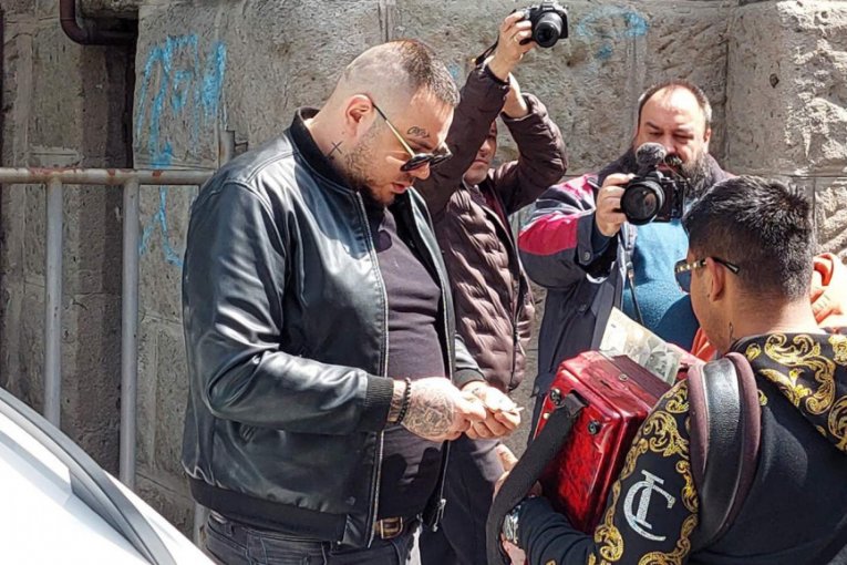 Aleksandra Nikolić i FIlip Car izveli ćerku Leonu iz porodilišta