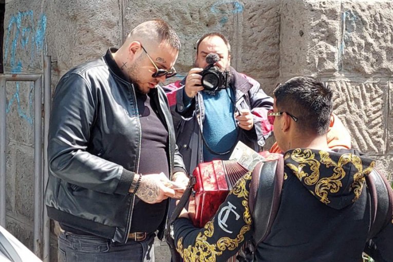 Aleksandra Nikolić i FIlip Car izveli ćerku Leonu iz porodilišta