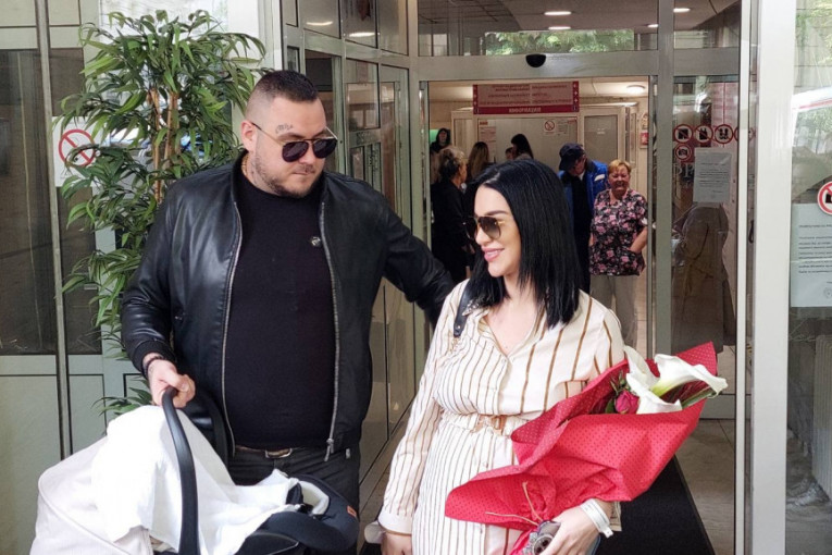 Aleksandra Nikolić i FIlip Car izveli ćerku Leonu iz porodilišta
