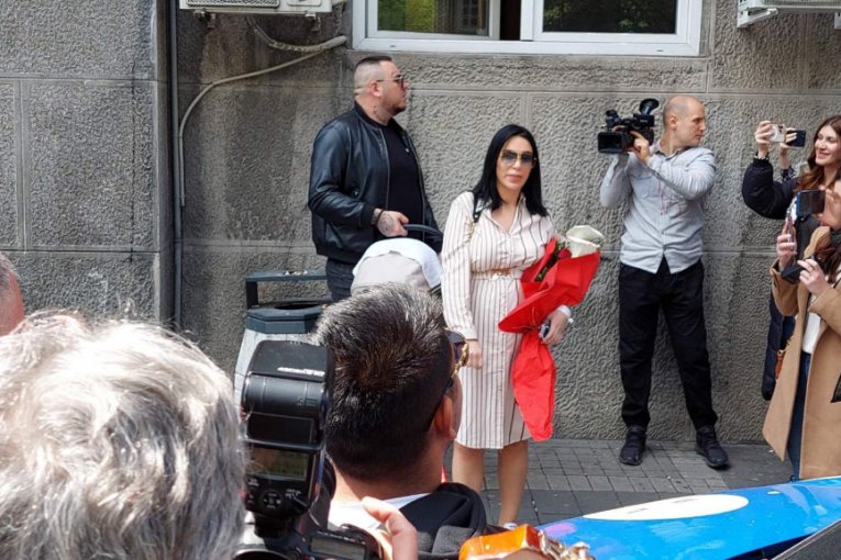 Aleksandra Nikolić i FIlip Car izveli ćerku Leonu iz porodilišta
