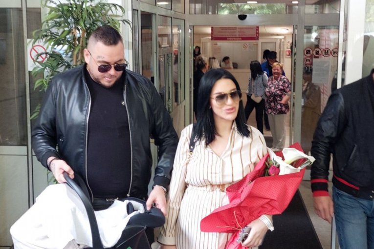 Aleksandra Nikolić i FIlip Car izveli ćerku Leonu iz porodilišta